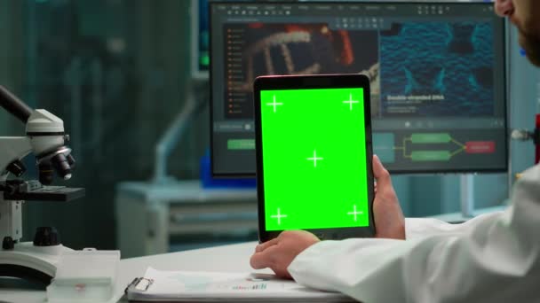 녹색 모조 업 화면 태블릿을 들고 있는 남성 화학자 — 비디오
