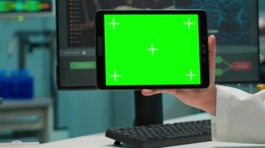 Tablet tutan bilim adamının kapalı görüntüsü