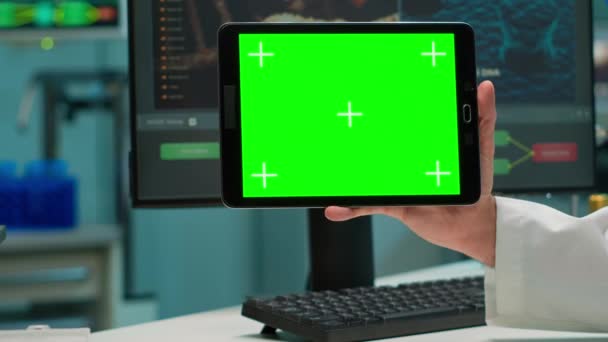 Primer plano del científico hombre sosteniendo la tableta con pantalla aislada — Vídeo de stock