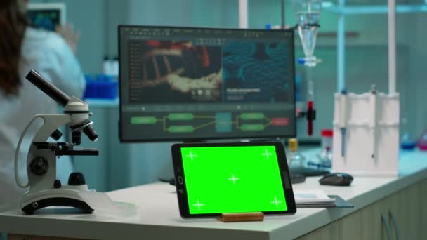 Дисплей планшет с зеленым экраном, макет на шаблон размещен на столе — стоковое видео