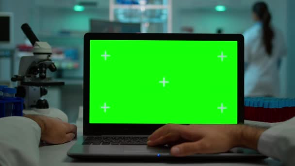 Pov shot naukowca pracującego na laptopie z makietą zielony ekran — Wideo stockowe
