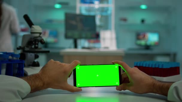 POV-Aufnahme eines Chemikers mit horizontalem Smartphone mit Chroma-Schlüssel — Stockvideo