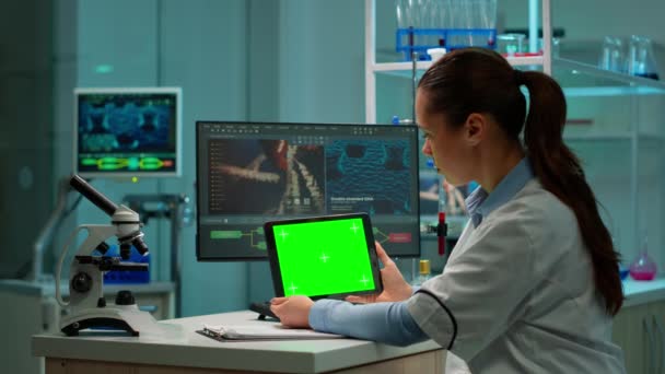 Scienziato in possesso di tablet con mockup verde — Video Stock
