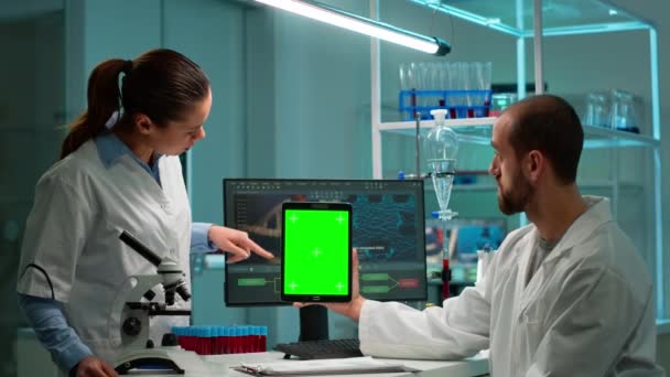 Naukowcy medycyny za pomocą notatnika z zielonym ekranem — Wideo stockowe