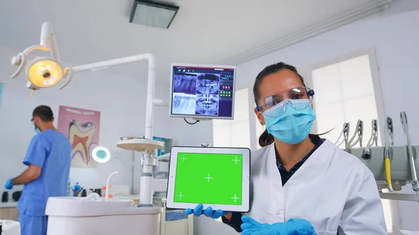 Punto di vista del paziente di analisi dentistica radiografia utilizzando tablet con schermo verde — Foto Stock