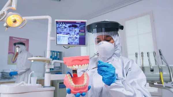 Пациент pov стоматолога в покрывала показывая скелет аксессуар — стоковое фото