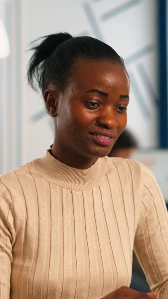 Portret van authentieke Afrikaanse zakenvrouw die goed nieuws leest op laptop — Stockfoto