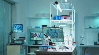 Geceleri insan olmayan modern bilim laboratuarının içinde.