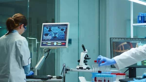 Enfermera química escribiendo en el ordenador de pie en el laboratorio — Foto de Stock