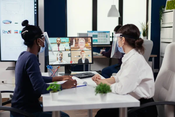 Empregado africano e gerente discutindo em videoconferência — Fotografia de Stock