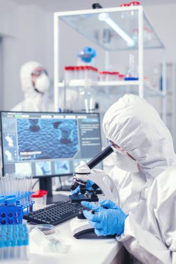 Koronavirüs aşısı evrimini kontrol eden mikrobiyologlardan oluşan bir ekip.