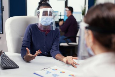 Afrikalı yönetici güvenlik prosedürünü açıklıyor