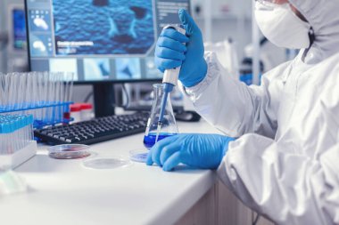Coronavirus için tedavi geliştiren tıbbi araştırmacı