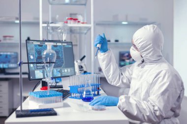 Otomatik pipetteki örnekleri analiz eden araştırmacı