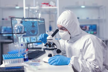 Koronavirüs için biyokimyacı test örneği