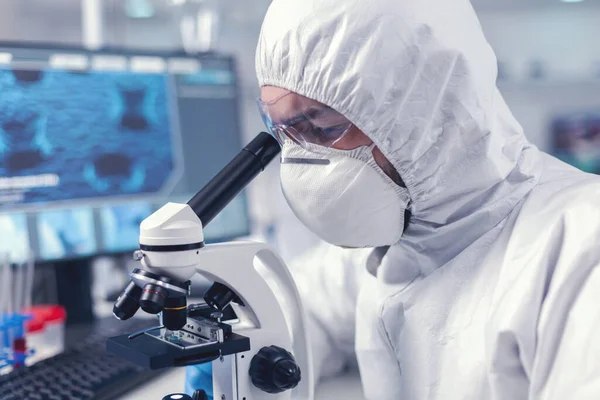 Arzt entwickelt Impfstoff unter dem Mikroskop — Stockfoto