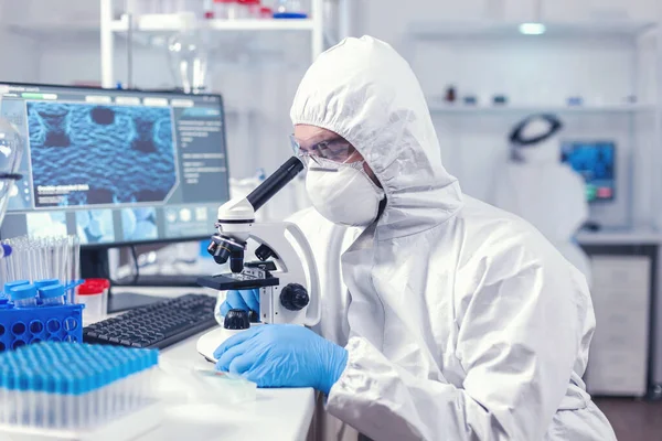 Исследование и оценка вируса с помощью микроскопа в лаборатории — стоковое фото