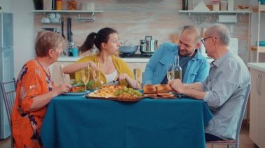 Yemek sırasında telefon kullanan adam.