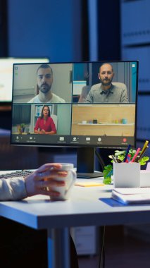 Çalışan, geceleri web kamerasıyla ortaklarla görüşüyor.