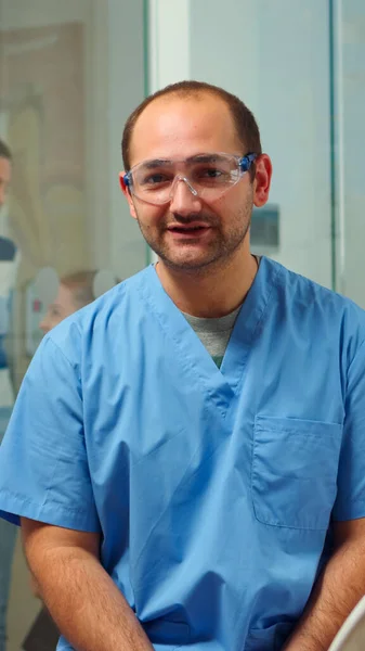 Dentist nurse looking at camera talking about dental hygiene — Stock Photo, Image