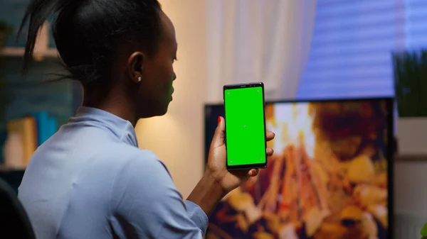 Dáma při pohledu na zelené obrazovce smartphone při relaxaci doma — Stock fotografie