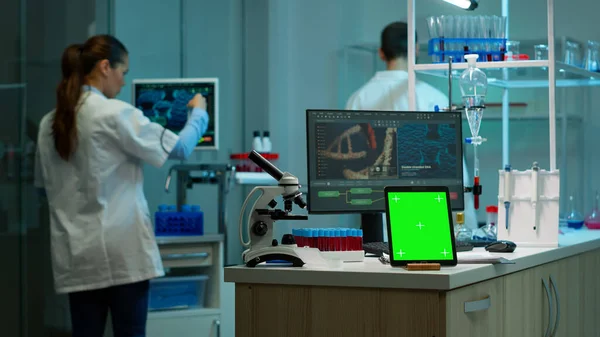 Tablet med grön kromnyckel placerad på skrivbordet i labbet — Stockfoto