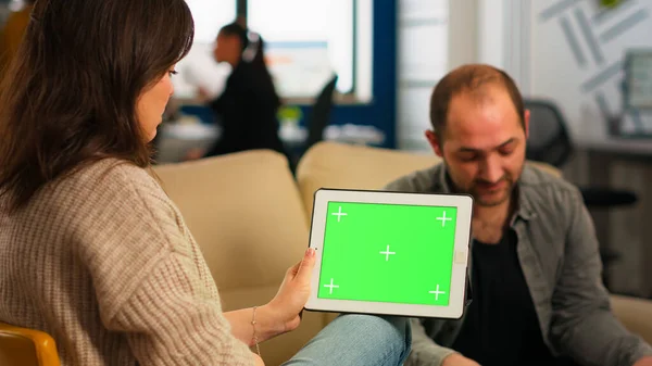 Les hommes d'affaires analysant les statistiques financières, tenant tablette avec écran vert — Photo