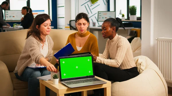Diverse donne sedute a tavola discutono strategia con computer portatile schermo verde — Foto Stock