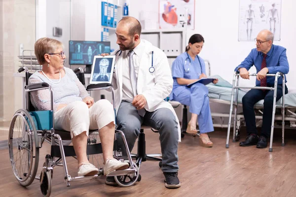 Gehandicapte oudere vrouw met een lopende handicap — Stockfoto