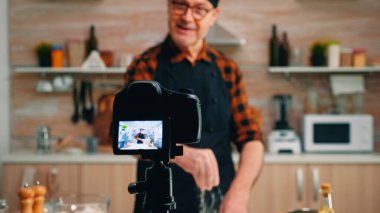 Adam canlı yemek podcast 'i yayınlıyor