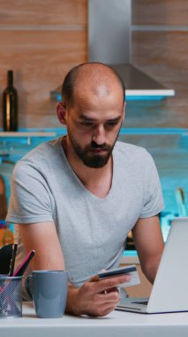 Serbest İşlemci kredi kartı kullanarak işlem yapıyor