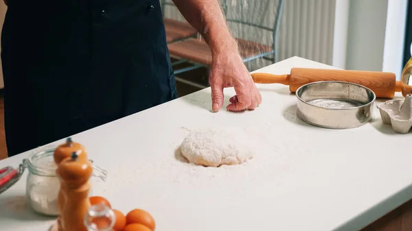 Piekarz wylewa mąkę na ciasto na chleb — Zdjęcie stockowe