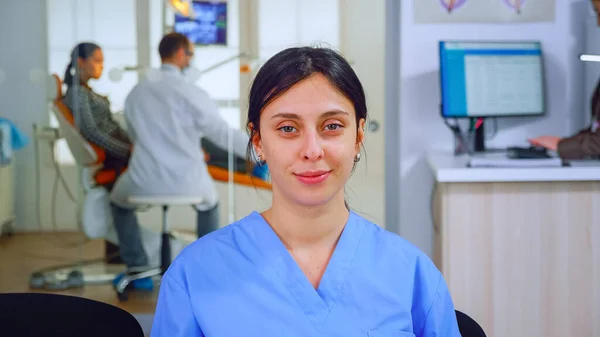 Assistente dentário olhando para a câmera — Fotografia de Stock