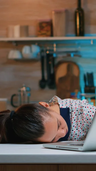 過労の女性が台所の机の上で寝て — ストック写真