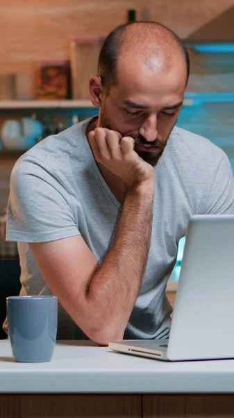 Uomo d'affari che dorme davanti al portatile — Foto Stock