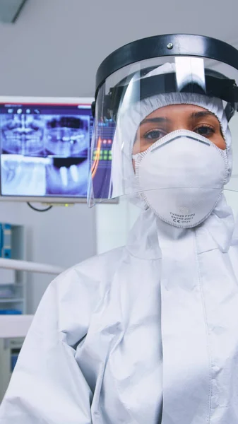 Patiënt pov terwijl tandarts in beschermende kleding tegen covid exami — Stockfoto