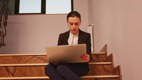 Femme d'affaires surmenage avec ordinateur portable — Photo