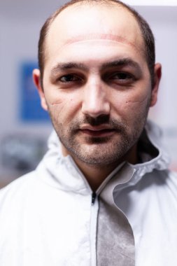 Korunma maskesi yüzünden yüzündeki pediatrik diş izlerini kapatın.