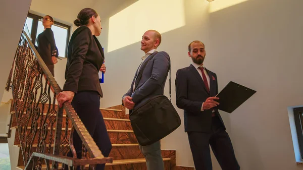 Mitarbeiter stehen auf Treppen und reden — Stockfoto