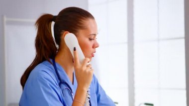 Uzman doktor hemşire tele sağlık sırasında randevuyu kontrol ediyor.