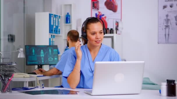 Operador asistente médico con pacientes que consultan auriculares — Vídeo de stock