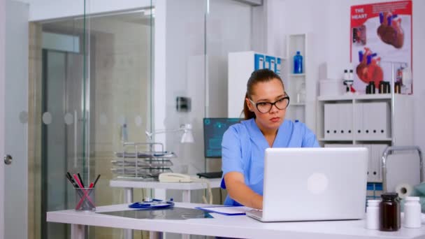 Assistante médicale fatiguée avec maux de tête enlevant les lunettes — Video