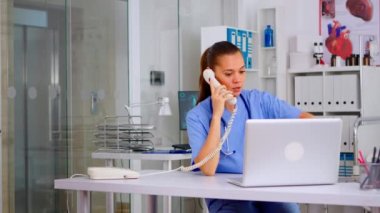 Tıbbi pratisyen hasta ile telefonda konuşuyor.