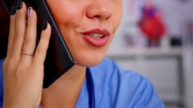 Sağlık hekimi uzaktan kumandalı hastalara telefon kullanarak danışıyor.