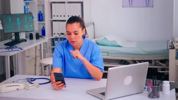 Professionell kvinnlig assistent ger online medicinsk konsultation — Stockvideo