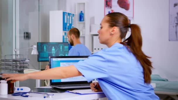 Ärztin überprüft Behandlung diagnostizierter Patientinnen — Stockvideo