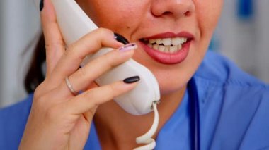 Uzman pratisyen hekimin tele sağlık sırasında telefonla konuşmasını kapat.