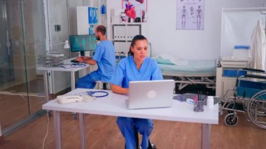 Doktor asistanı hasta için çevrimiçi tıbbi danışmanlık öneriyor