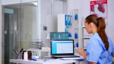 Klinisyen kadın toplantı takvimi randevusunu yönetiyor