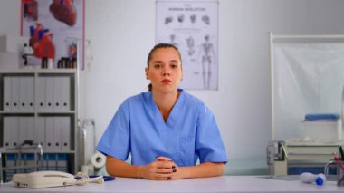 Kamerayla konuşan otantik deneyimli kadın hemşire.